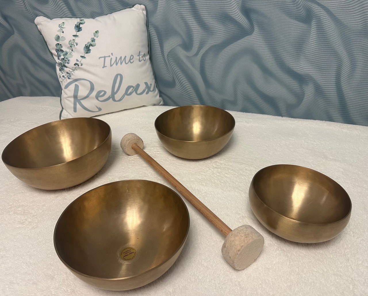 Massageliege mit Therapieschalen